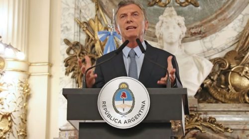Los constitucionalistas discrepan en torno a la validez del DNU de Macri