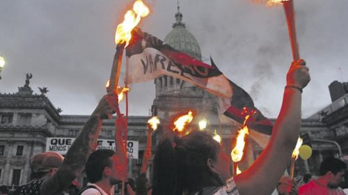 Masiva marcha de protesta frente al Congreso contra los tarifazos