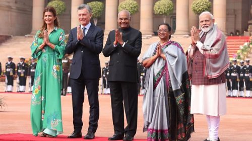 En el inicio de su actividad en India, Macri rindió homenaje a Gandhi