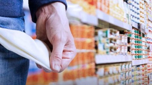 El salario mínimo cayó 62% en dólares desde 2015
