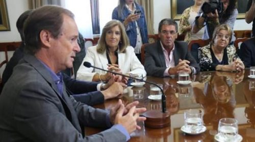 El Gobernador confirmó una suba salarial en marzo para docentes y estatales