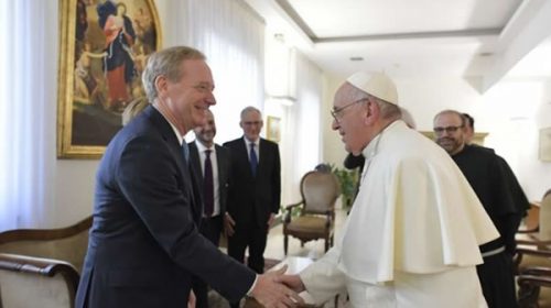 Un Papa bien moderno charló sobre Inteligencia Artificial con el presidente de Microsoft