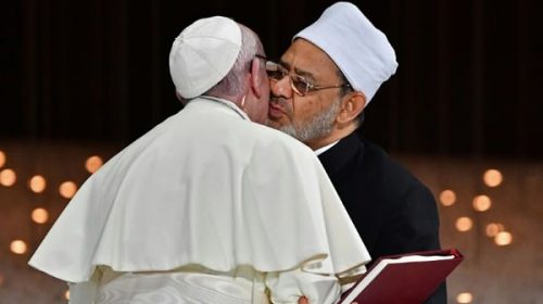 El Papa Francisco selló con un beso su encuentro con el líder del Islam
