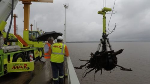 Por primera vez Salto Grande remueve sedimentos bajo el Puente Internacional