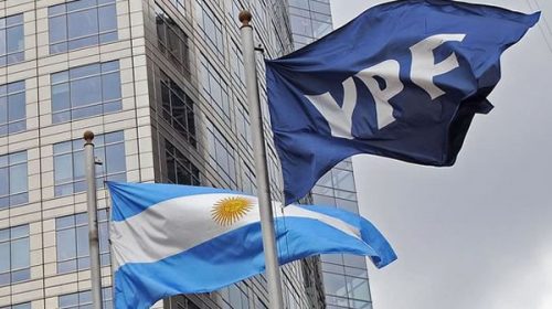 La acción de YPF cae a mínimos históricos por la “incertidumbre país” y el congelamiento de la nafta