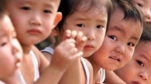 La tasa de natalidad de China disminuye por los costos de crianza