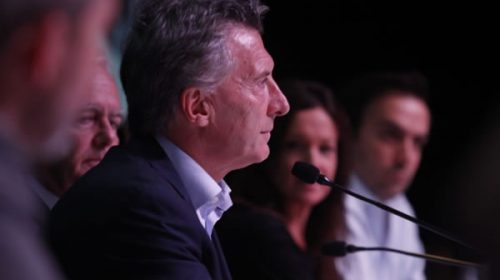 Macri irrumpió en la cumbre del PRO para sostener su candidatura