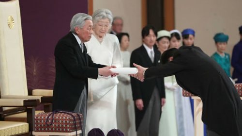 Abdica el emperador Akihito de Japón