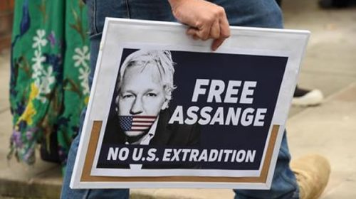 Desde Pamela Anderson a Lady Gaga: las celebridades que apoyaron a Julian Assange