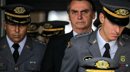 Marcha atrás de Bolsonaro: ahora cambió su decreto y prohíbe que los civiles puedan portar fusiles