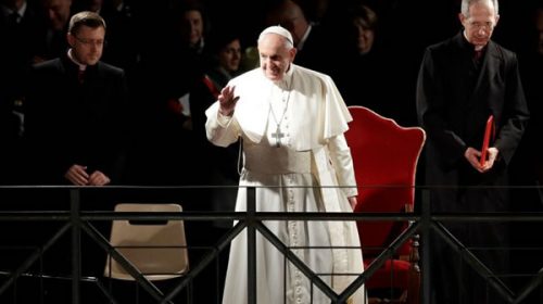 Vía Crucis: Francisco pidió que se vean “todas las cruces del mundo”
