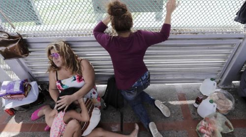 Un juez federal prohíbe que Estados Unidos obligue a los migrantes centroamericanos a esperar en México