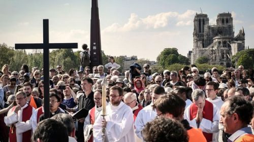 Notre Dame fue epicentro de un multitudinario Vía Crucis en París