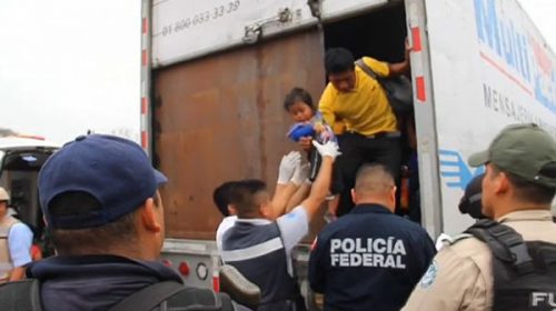 Rescatan en México a 142 migrantes hacinados en un camión abandonado