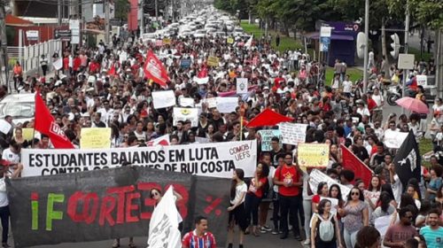 Estudiantes salen a las calles contra Bolsonaro por recortes en la educación