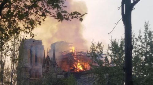 Sorprendente: hallan uno de los “ángeles dorados” en los escombros de Notre Dame