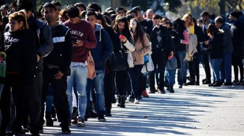 Largas filas para acceder a dos puestos de trabajo en local de comidas rápidas en Paraná