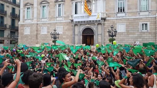 Pañuelazo en Madrid por el aborto legal en la Argentina