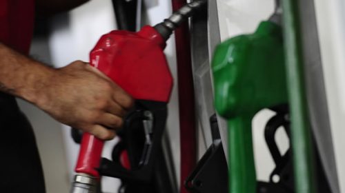 El Gobierno posterga un mes el impuesto y limita aumento de combustibles