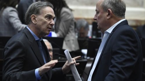 Los ex compañeros de Pichetto le exigen renunciar a la bicameral de inteligencia