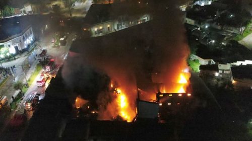 Terrible incendio en el salón perteneciente al “Grupo Márquez”, con pérdidas totales