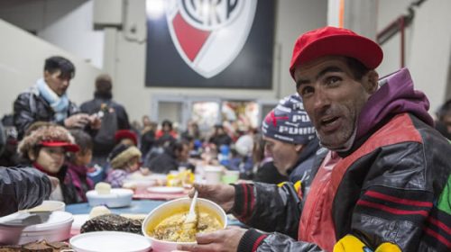 River abre sus puertas a los sin techo en la noche más fría del año en Buenos Aires