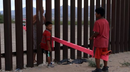 Niños jugaron en subibajas en la frontera entre México y EE.UU.