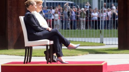 Tras los temblores, Merkel rompió el protocolo y recibió sentada a la premier danesa