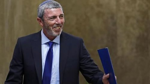 Ministro de Educación a favor de “curar a los gays”