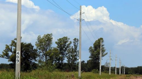 Trabajan en obras de electrificación rural para pobladores de zona costera