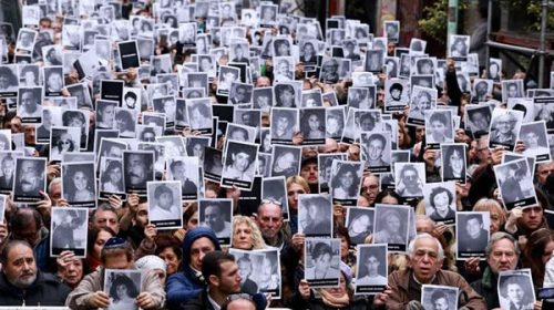 Duelo, indemnizaciones y registro terrorista, el combo de decretos de Macri por AMIA