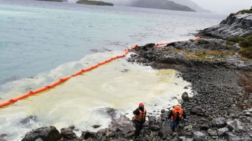 Chile busca mitigar el derrame de 40 mil litros de petróleo en la isla Guarello