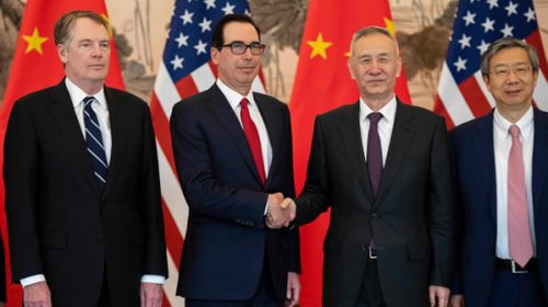 Como señal a Beijing, Trump exime a 110 productos chinos del arancel de 25%