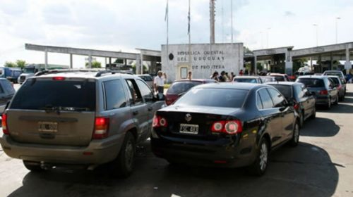 Más de 3 kilómetros de colas para cruzar por el puente entre Colón y Paysandú