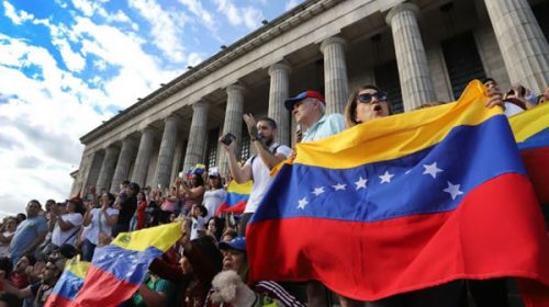 Casi el 70% de los migrantes venezolanos en Argentina trabaja en negro