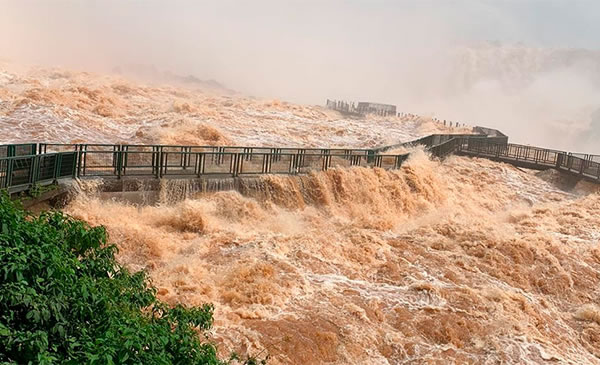 Las Cataratas continuarán cerradas al menos hasta el miércoles por la crecida del río Iguazú