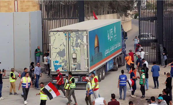 Ingresaron a Gaza 33 camiones de ayuda con agua, alimento y suministros médicos